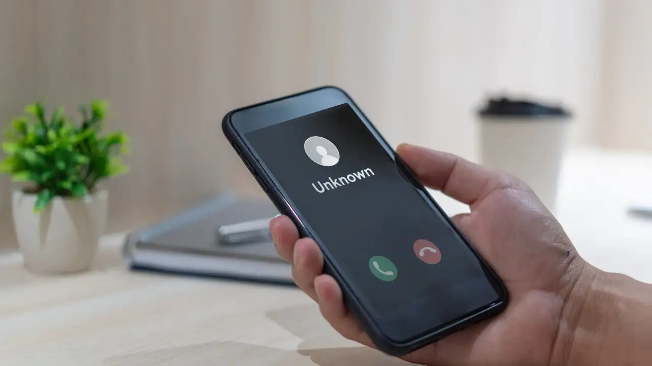 0800 033 8055 – Who Is Calling and Why?